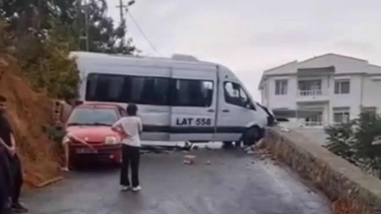 Okul çıkışı sonrası kaza: Sarıyer'de servis şoförü yaralandı