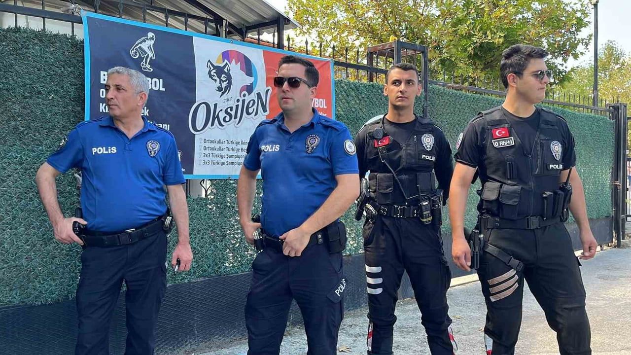 Okul kapılarında güvenlik: Bursa polisinden sıkı devriye düzeni