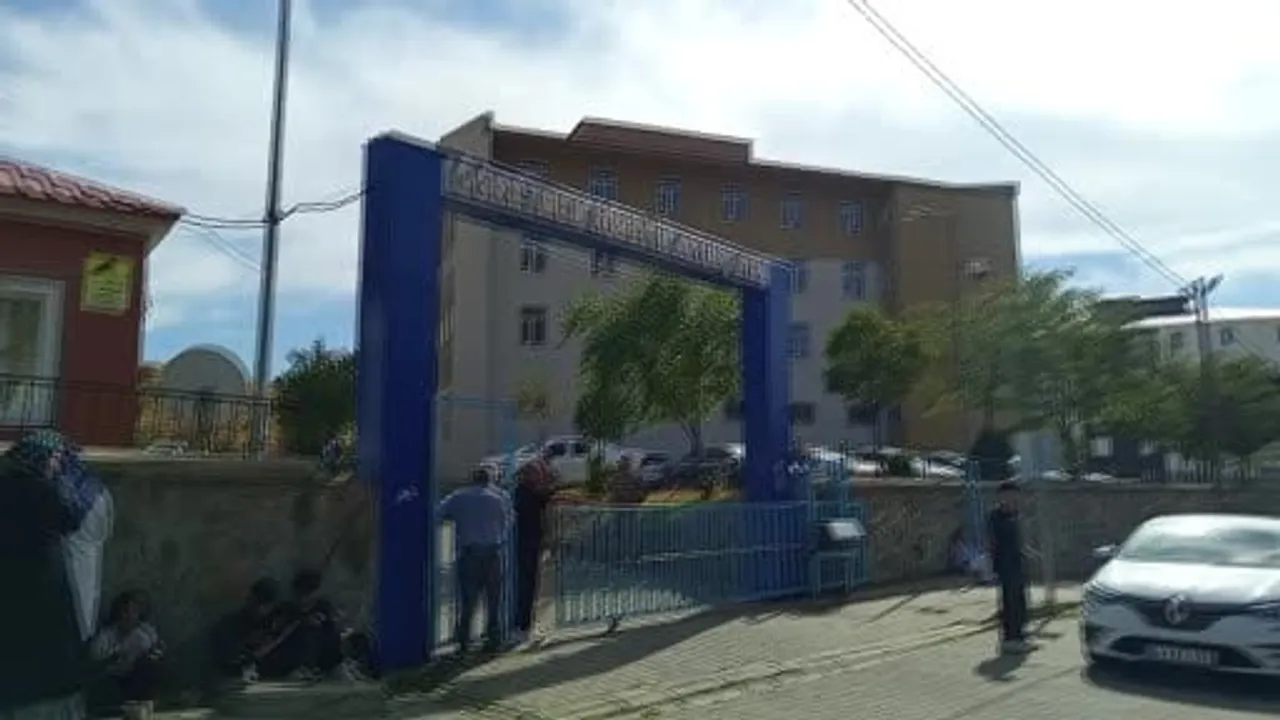 Okul mutfağında asansöre sıkışan öğrenci hastaneye kaldırıldı