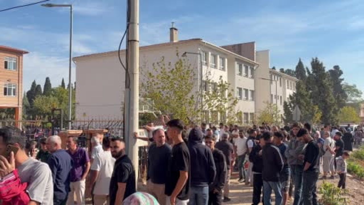 Okul önündeki silah ihbarı, velilerin endişeli bekleyişini sürdürdü