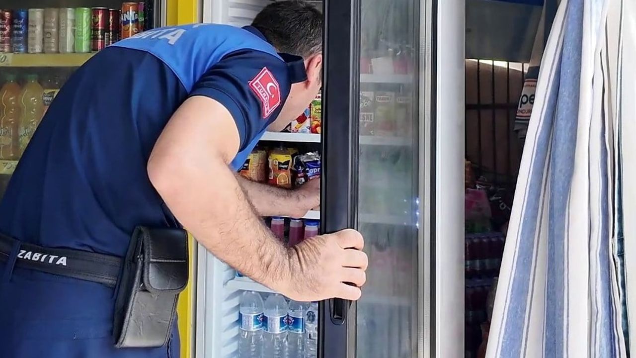Okul önündeki tezgahta 21 gün geçmiş peynir, 'yeni bitmiş' savunması