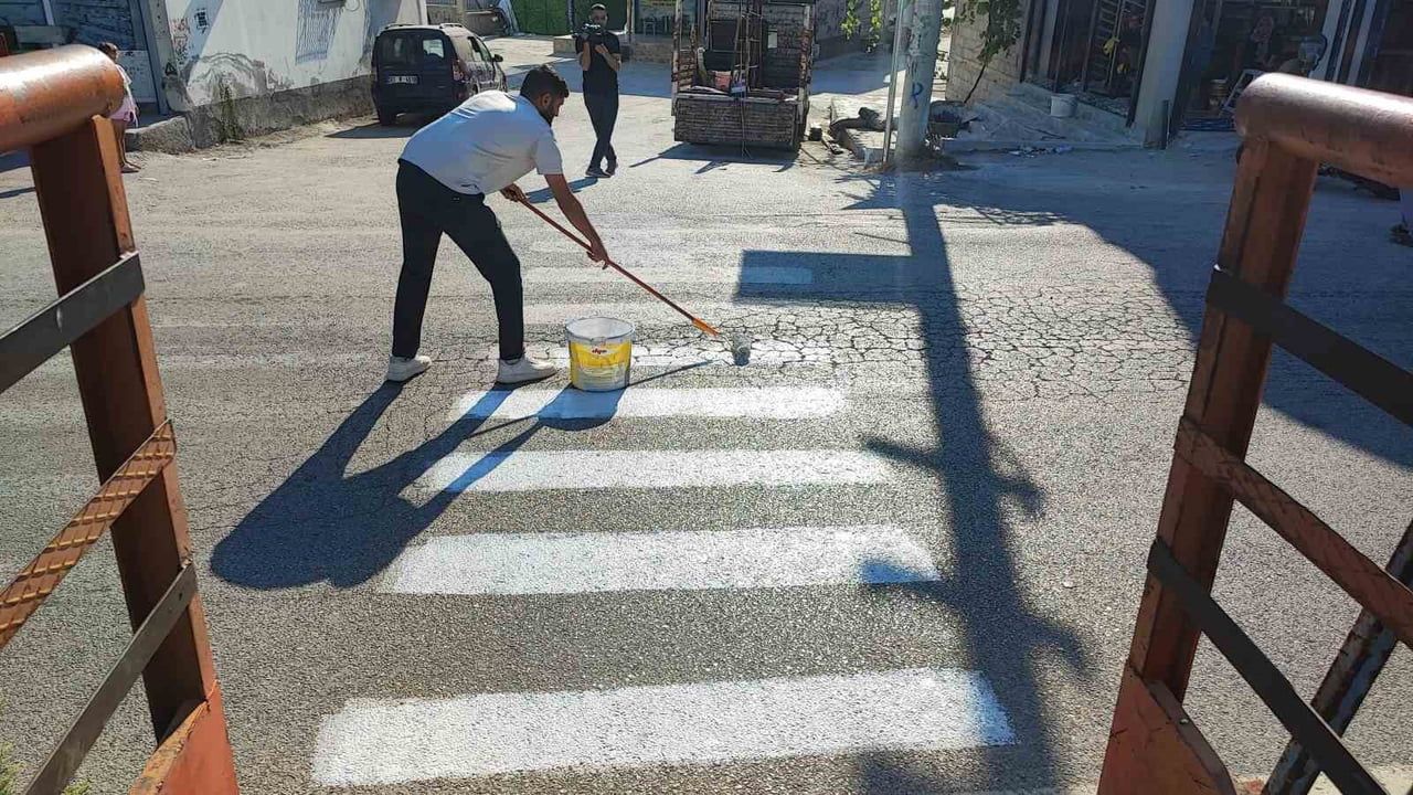 Okul önüne yaya çizdi: veli kendi imkanlarıyla çocukların güvenliğini sağlamaya çalıştı