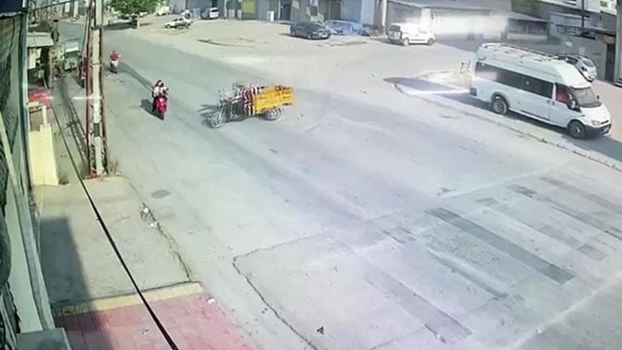 Okul yolunda üç tekerlekli motosikletin çarptığı anne ve çocukların güvenlik kamerasına yansıyan anları