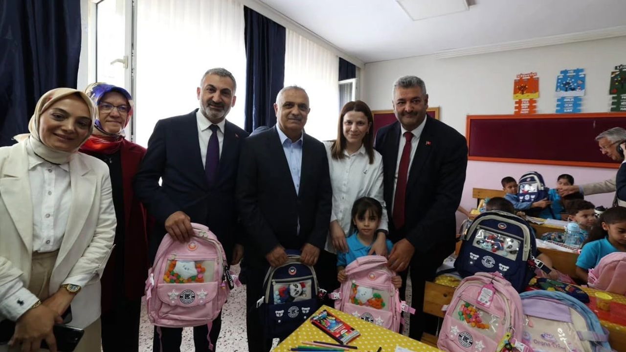 Okula başlayan miniklere destek: Dilovası'nda kırtasiye dağıtımı