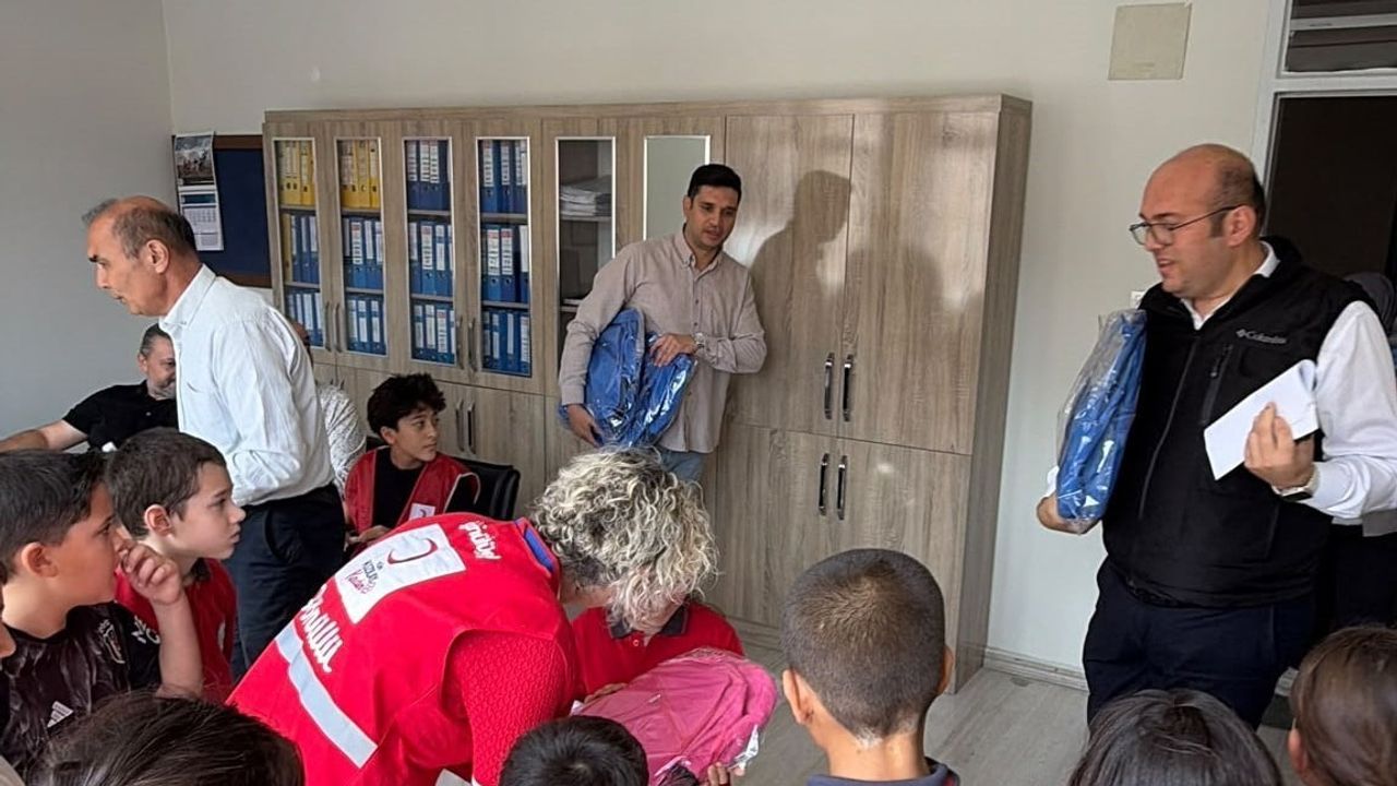 Okula ilk adımda Kızılay yanlarında: Buldanlı öğrencilere çanta ve kırtasiye