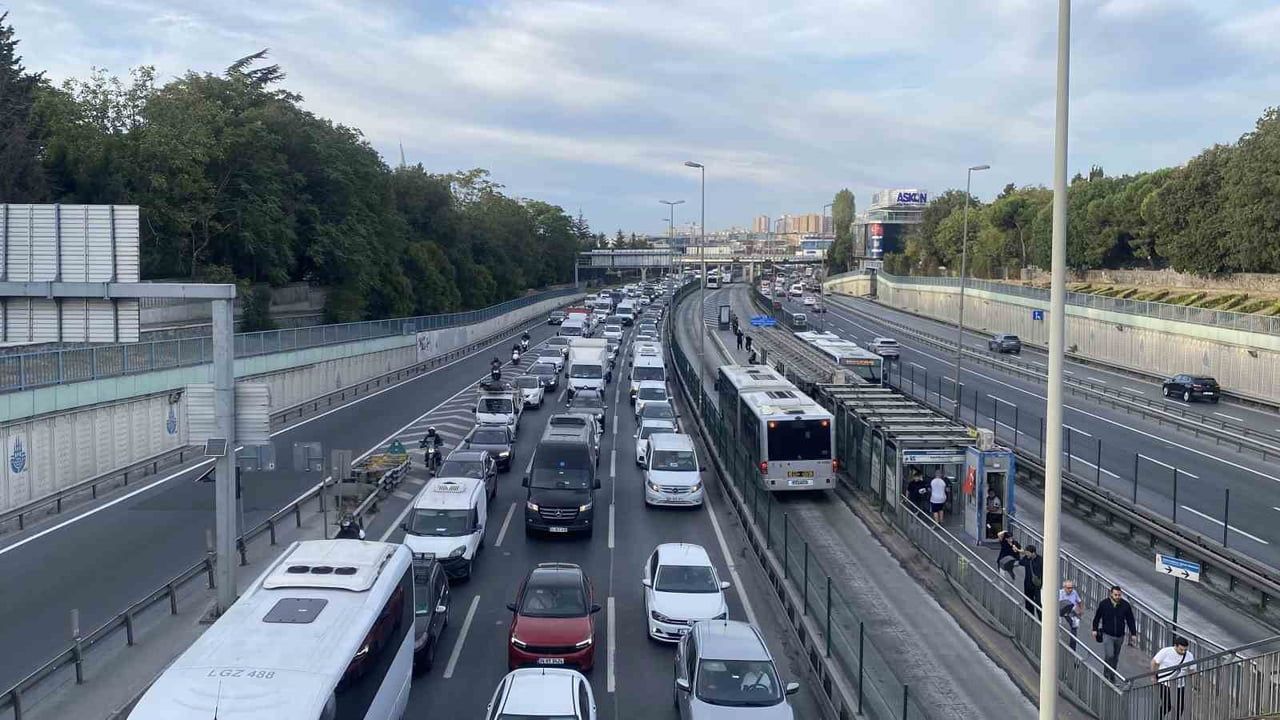 Okullar açıldı, İstanbul ana arterlerinde sabah yoğunluğu yükseldi