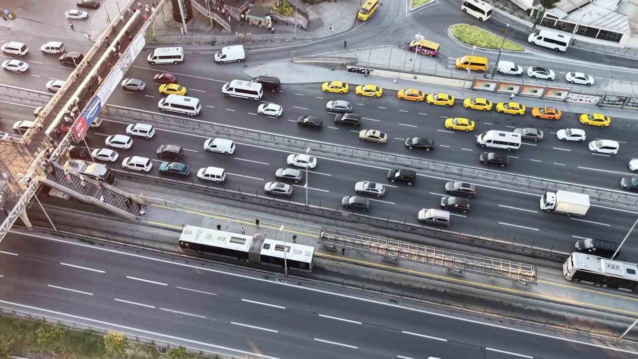 Okulların açıldığı ilk günde trafik boğaza yöneldi, yoğunluk yüzde 51 ölçüldü
