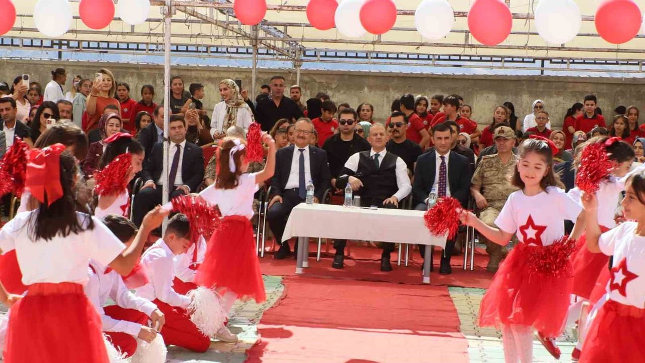 Okulların bahçesinde yeni umutlar filizlendi: Hakkari'de ilköğretim haftası kutlaması