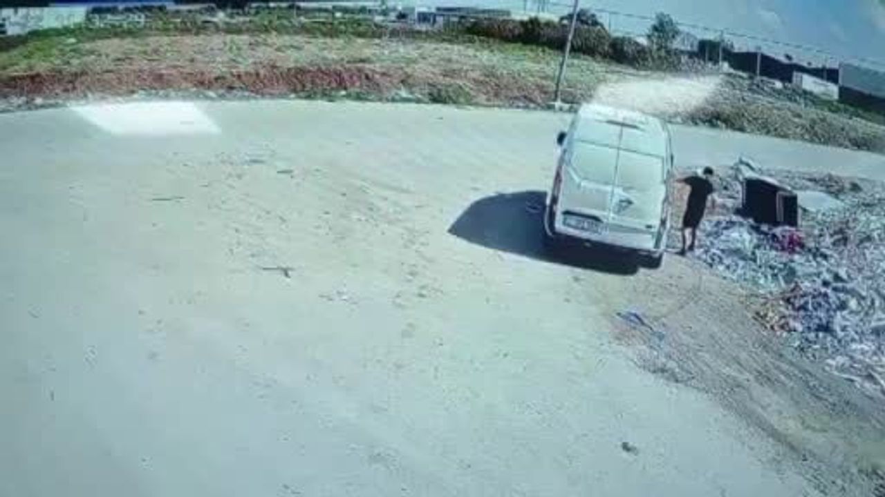 Okulun önündeki boş araziye kurulan kameralar engel olamadı: atıklar sürüyor