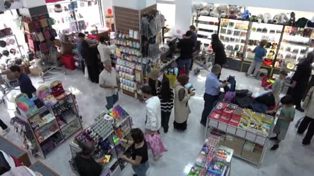 okulun son hazırlıkları: kırtasiyelerde yoğunluk arttı, bazı ürünler tükendi