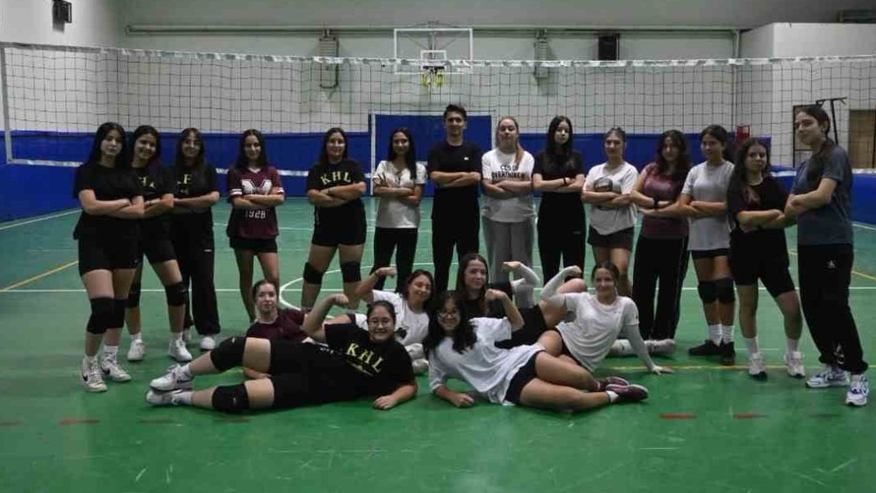 Okulun yeni yıldızları sahaya indi: Denizli liseli kız voleybol takımı ilk idmanını yaptı