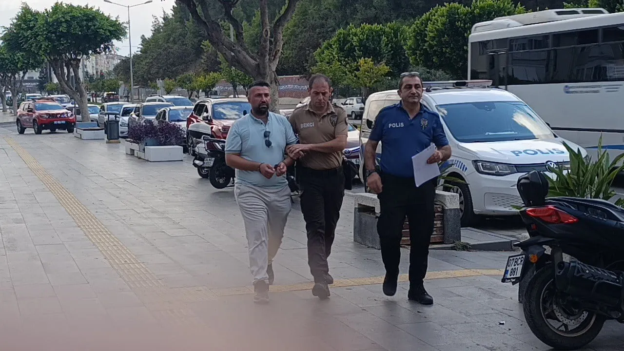 ölü kişiye ait ehliyetle otel servis şoförlüğü yapan hükümlü kaçarken yakalandı