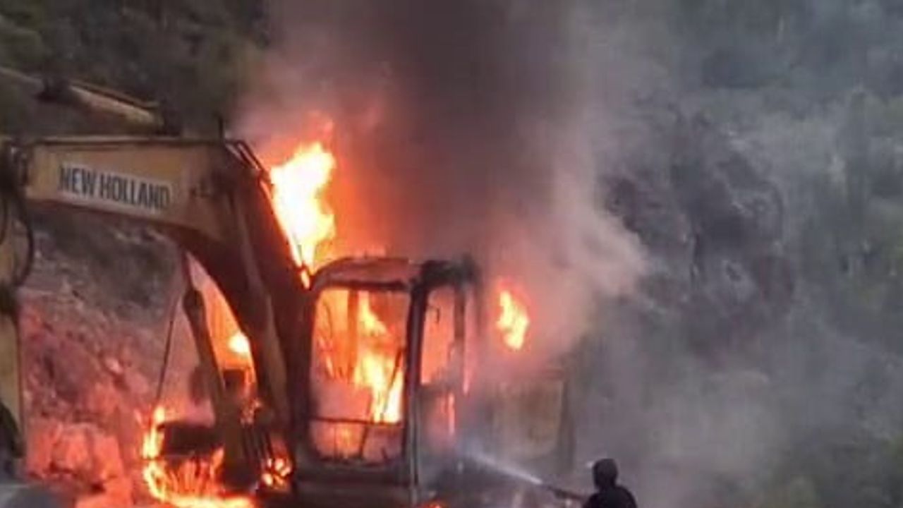 Olur'da yol makinesi alevlere yenildi