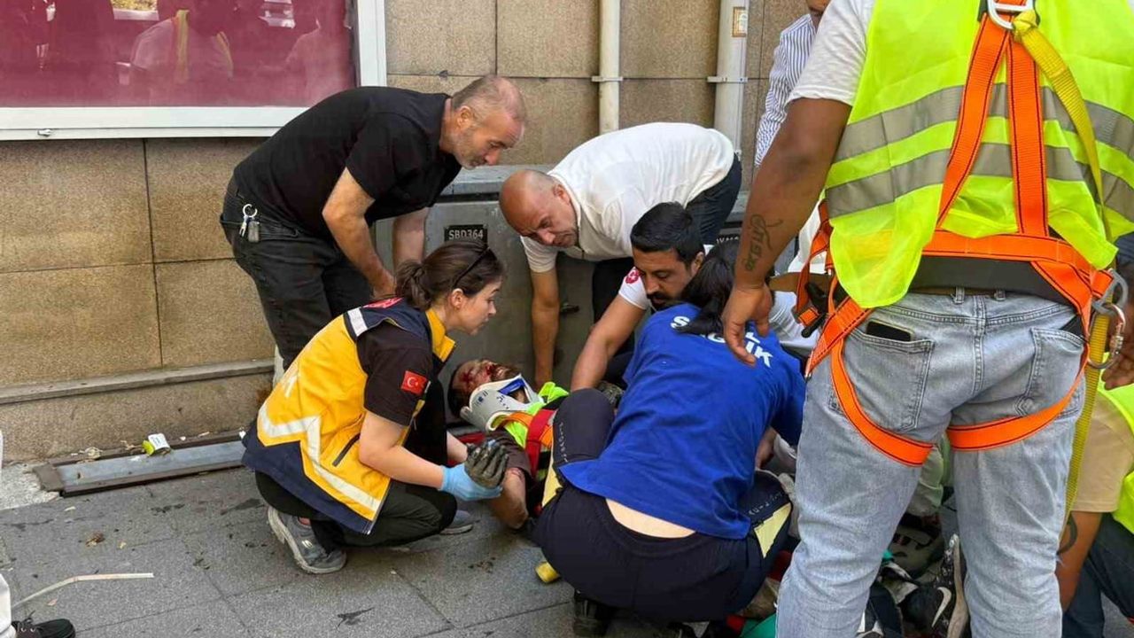 Onarımdaki çatıdan düşen işçi yoğun bakımda
