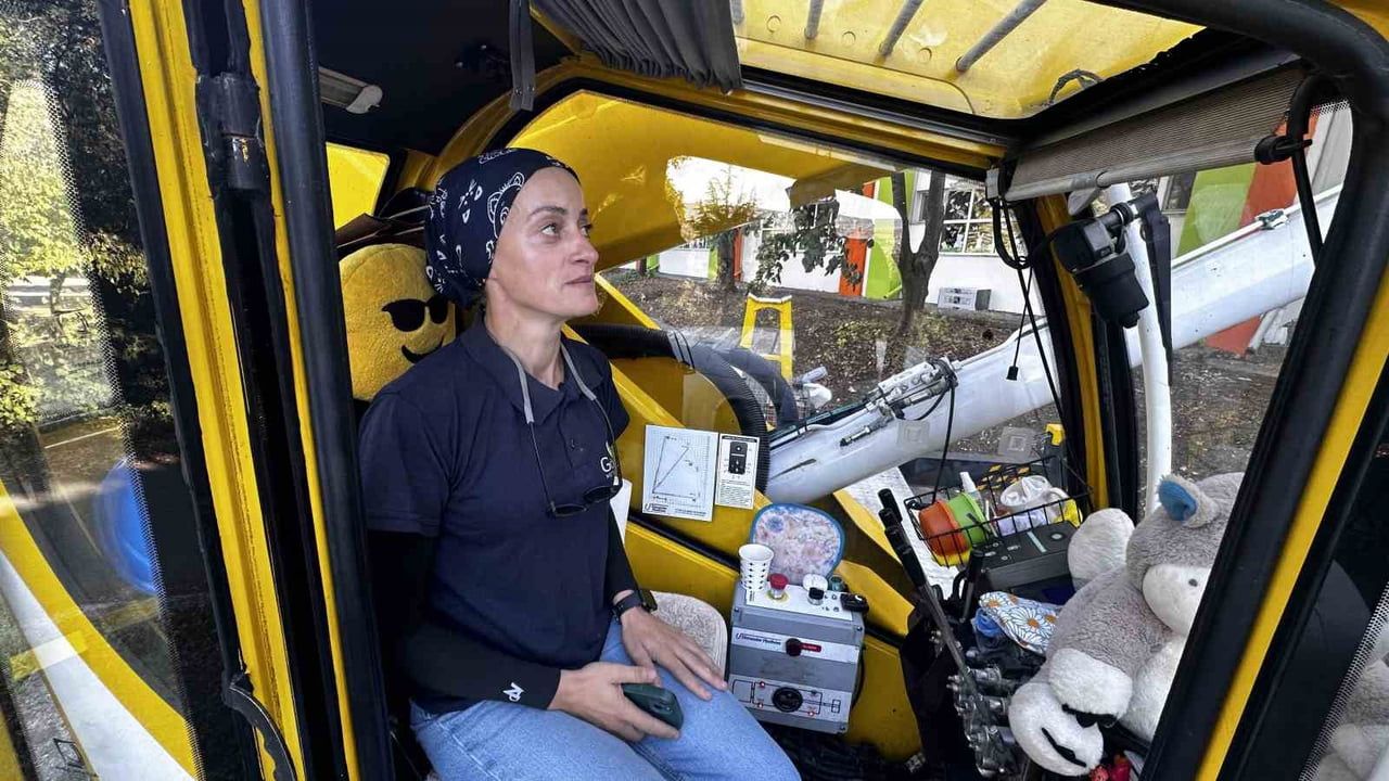 Önyargılara inat vinç kabinine oturdu: Hendek'in hurda sahasının aranan ismi Hamide Kara