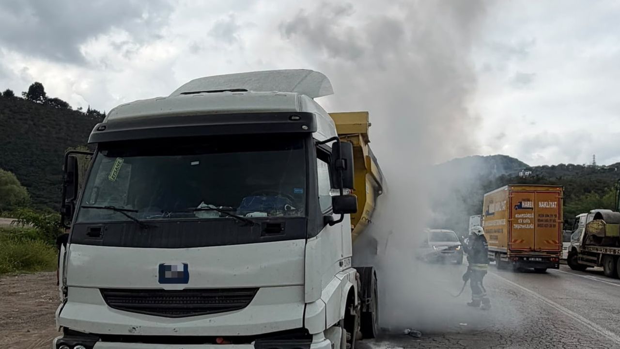 Ordu'da seyir halindeki hafriyat kamyonunda lastik yangını dorseye sıçradı