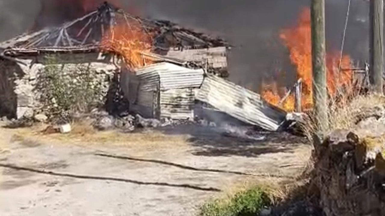 Örencik'te yangın iki evi küle çevirdi, bir köpek hayatını kaybetti