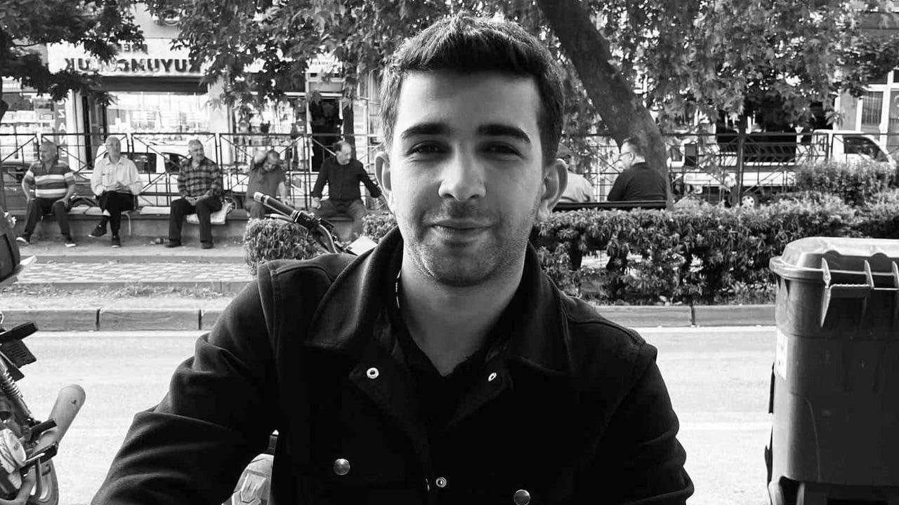 Orhaneli'de kafa kafaya çarpışma: 22 yaşındaki sürücü hayatını kaybetti