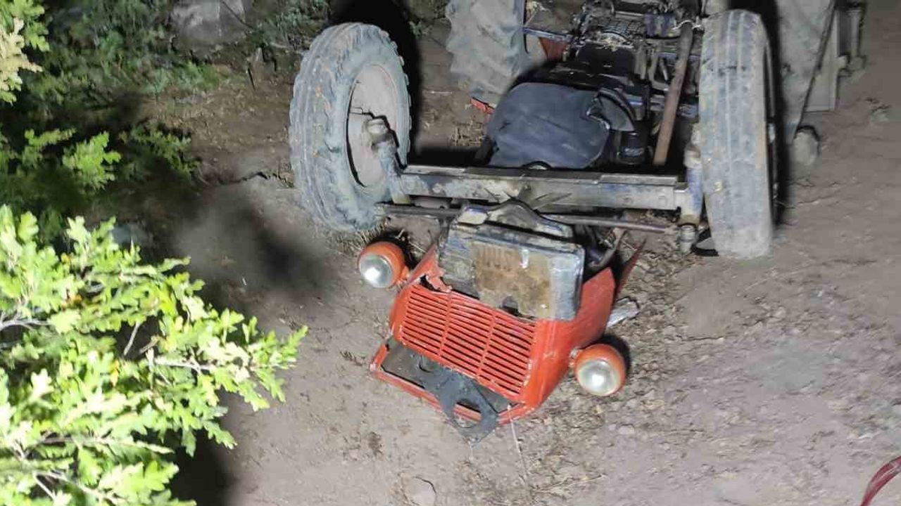 Orman yolunda devrilen traktörün altında kalan sürücü ekiplerin uzun uğraşıyla kurtarıldı