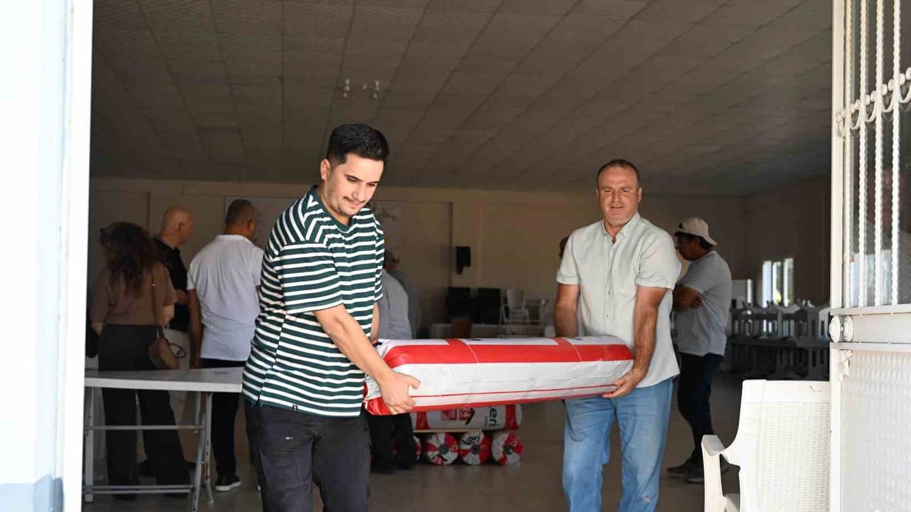 Osmancalı'da küçük çilek üreticilerine maliyetleri hafifleten malç desteği