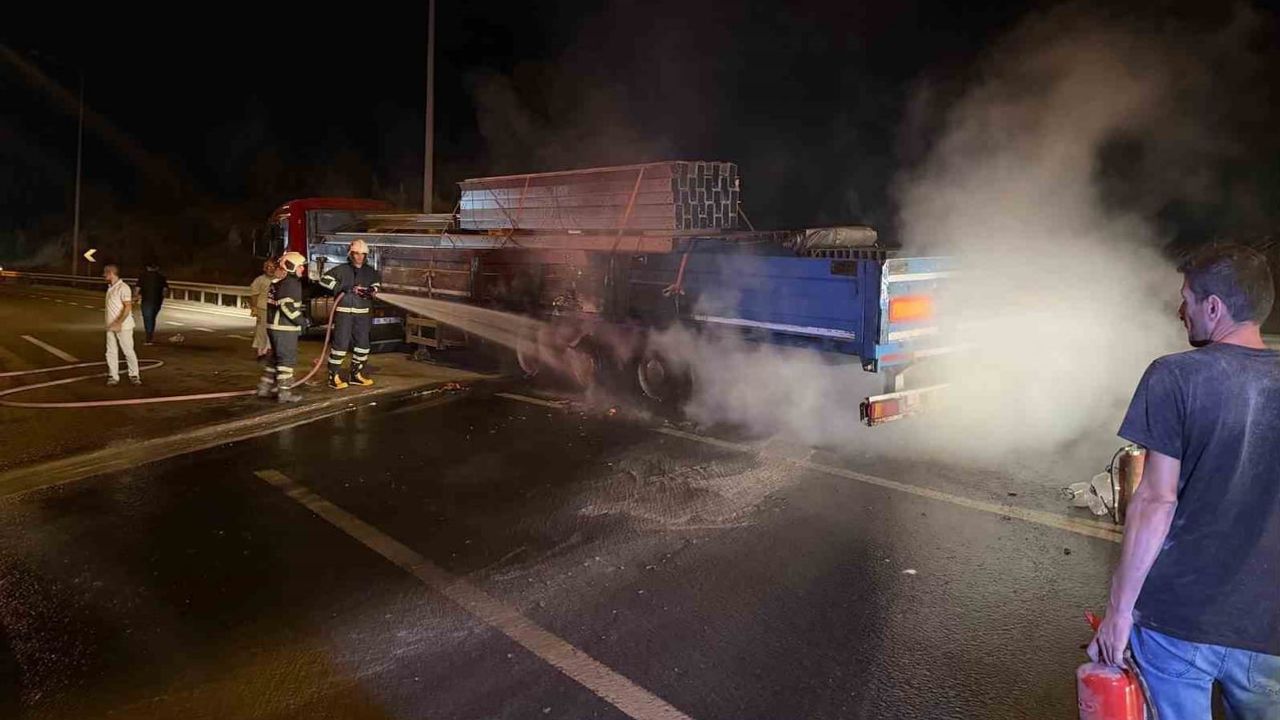 Osmaneli'de tırın lastiği alev aldı itfaiye müdahalesiyle söndürüldü