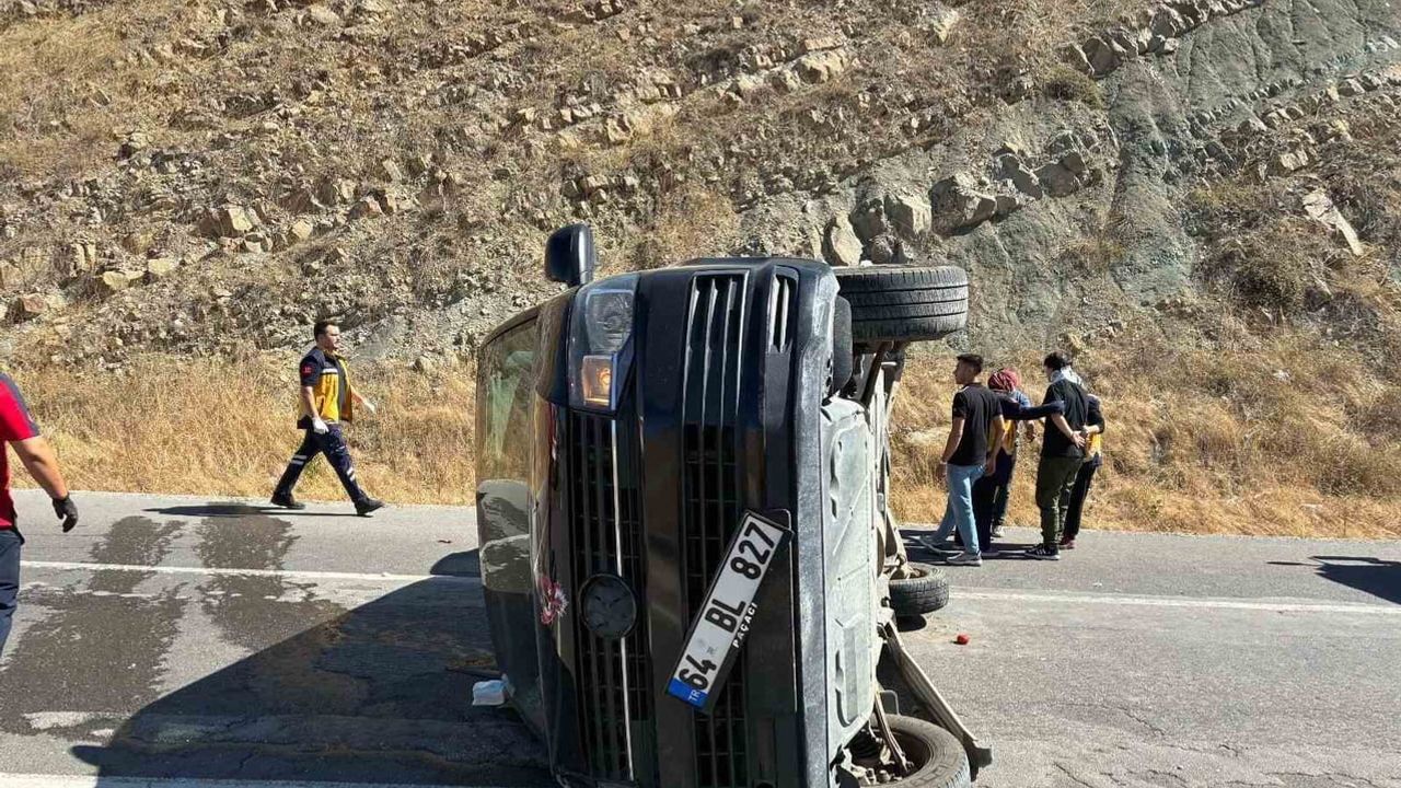 Osmaneli yolunda direksiyon hakimiyeti kaybı sonucu ticari araç devrildi, üç kişi yaralandı