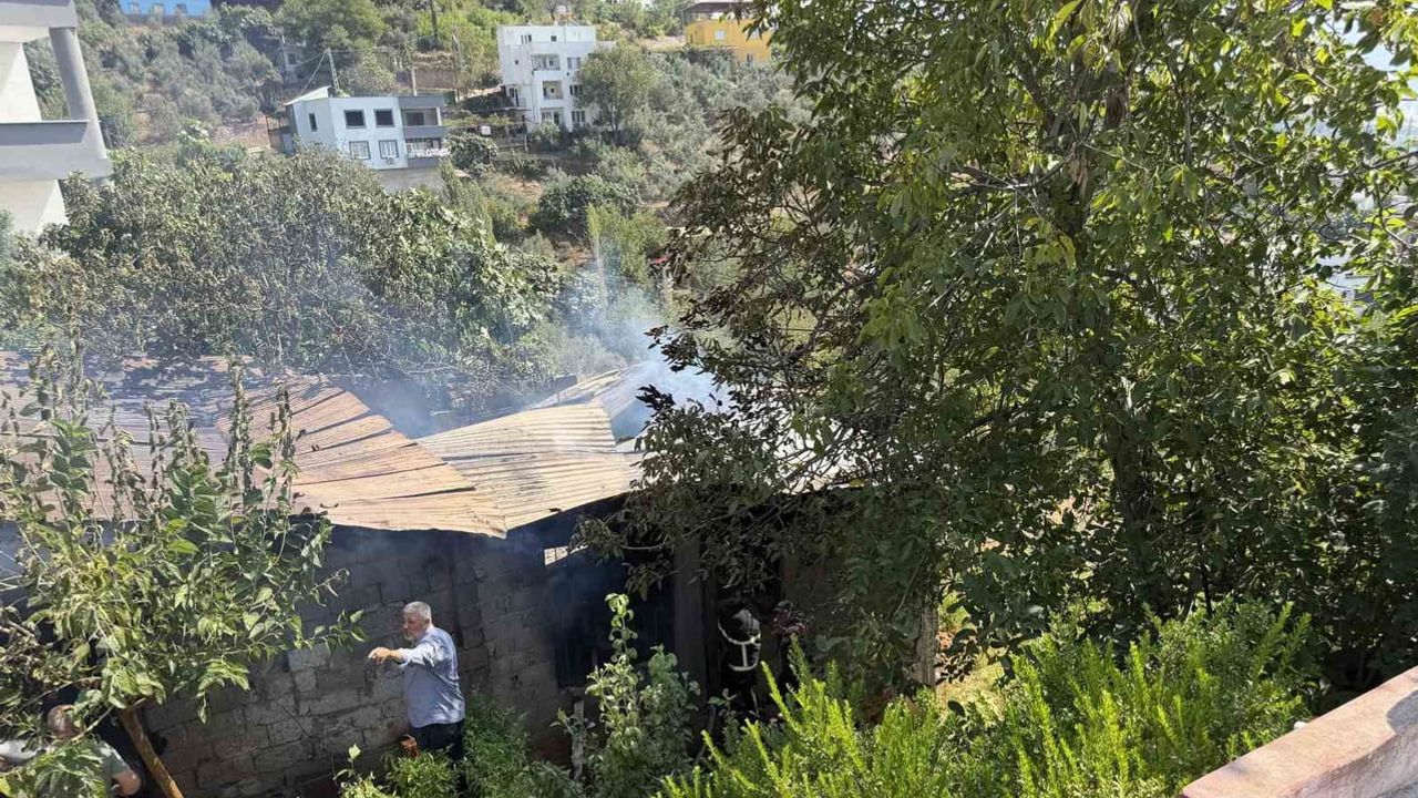 Osmaniye'de alevler bir ahırı kullanılamaz bıraktı