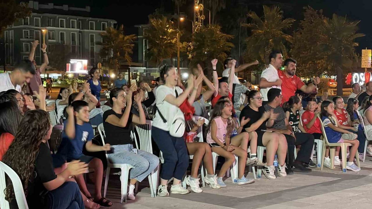 Osmaniye'de Filenin Sultanları coşkusu meydanı doldurdu
