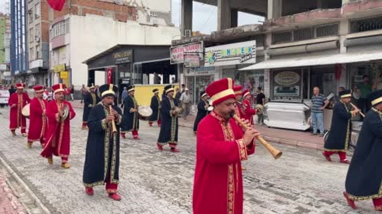 Osmaniye'de gaziler mehter eşliğinde kol kola yürüdü