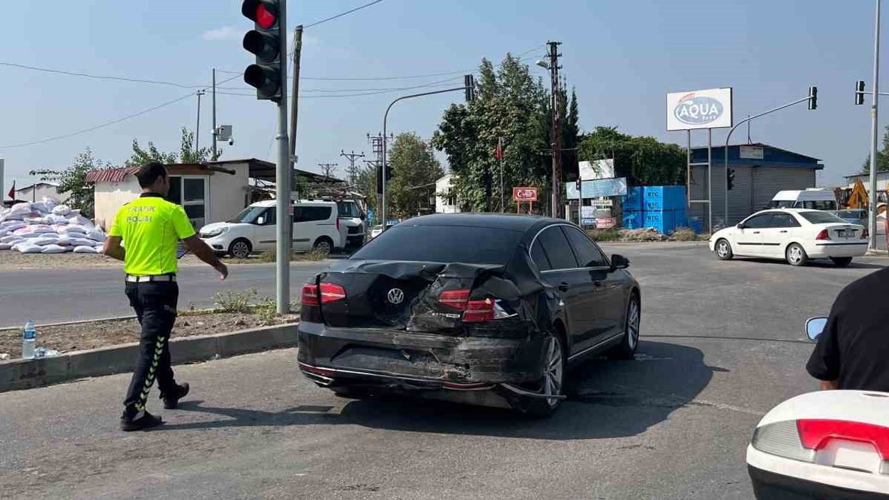 Osmaniye’de kırmızı ışıkta duran araca arkadan çarpma: üç kişi hastaneye kaldırıldı
