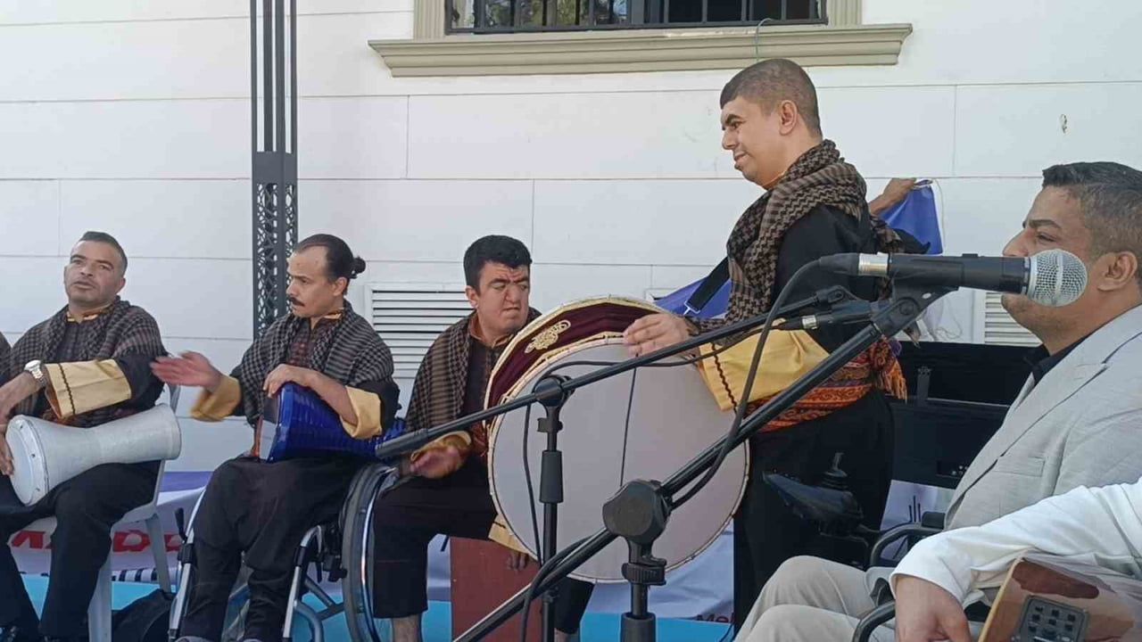 Otizm merkezinin açılışında müzik şöleni