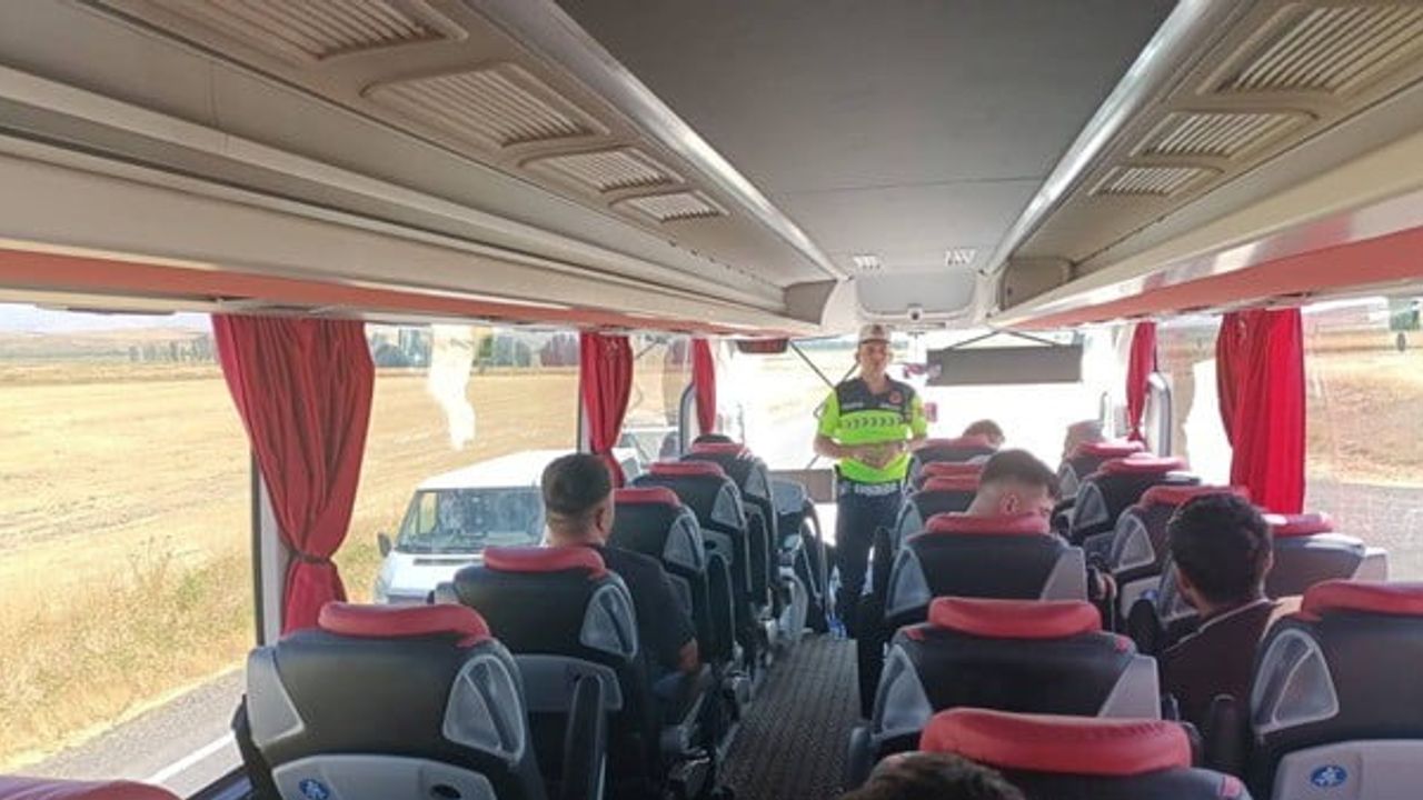 Otobüs denetiminde belge ve emniyete odaklanan jandarma uygulaması