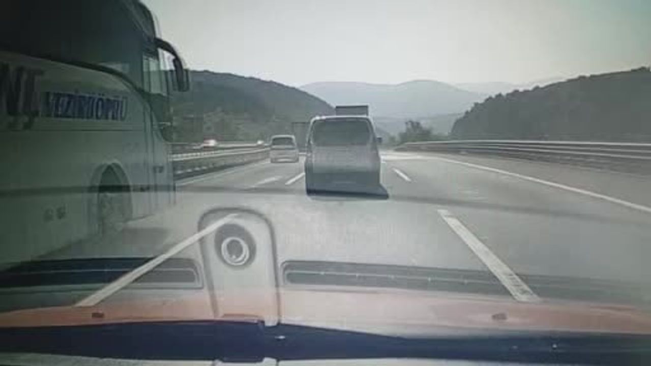 otobüsün önüne savrulan araçtaki üniversite öğrencisi hastanede hayatını kaybetti