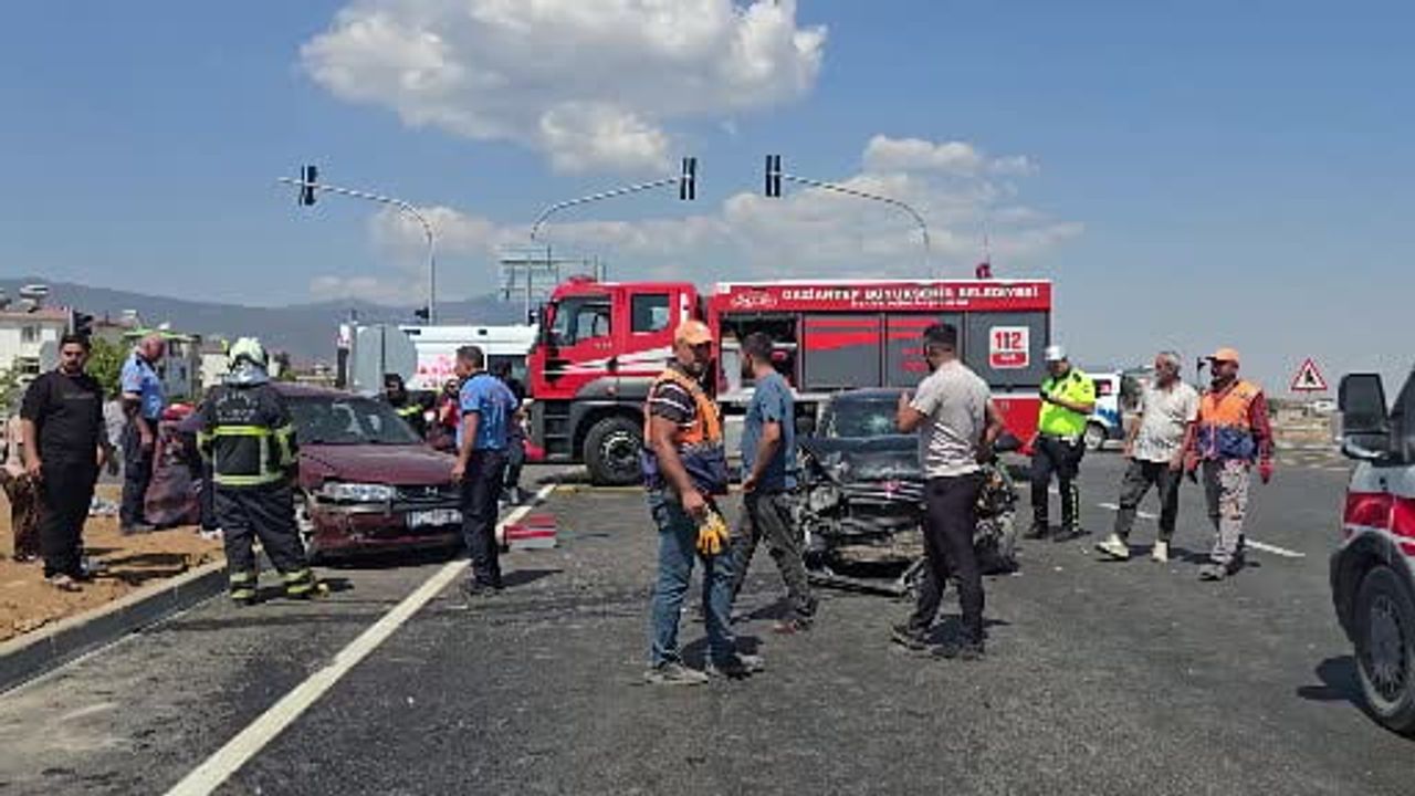 Otogar kavşağında dönüş manevrası kazaya dönüştü: 5 yaralı