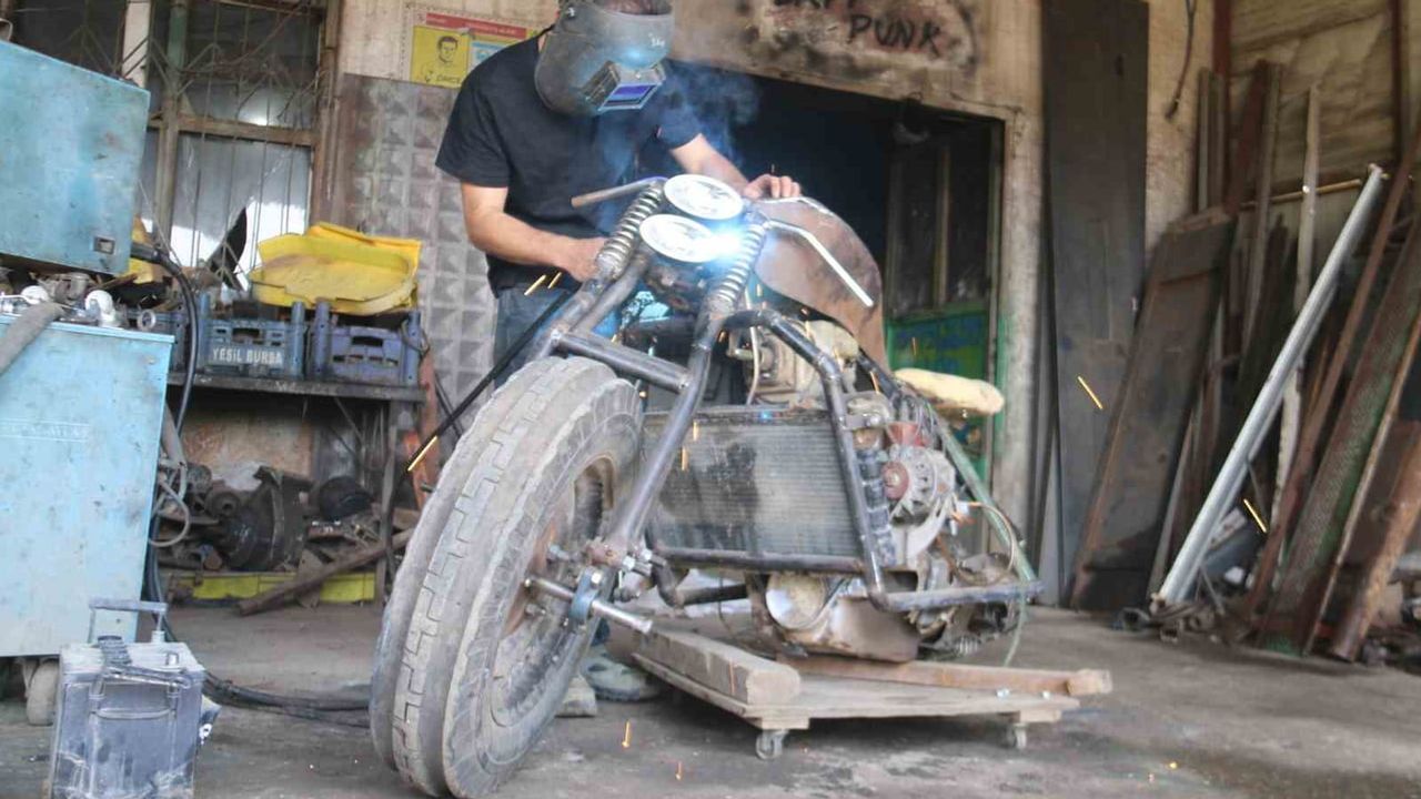Otomobil motorundan şov motosikleti yapan genç potansiyelini göstermek istiyor