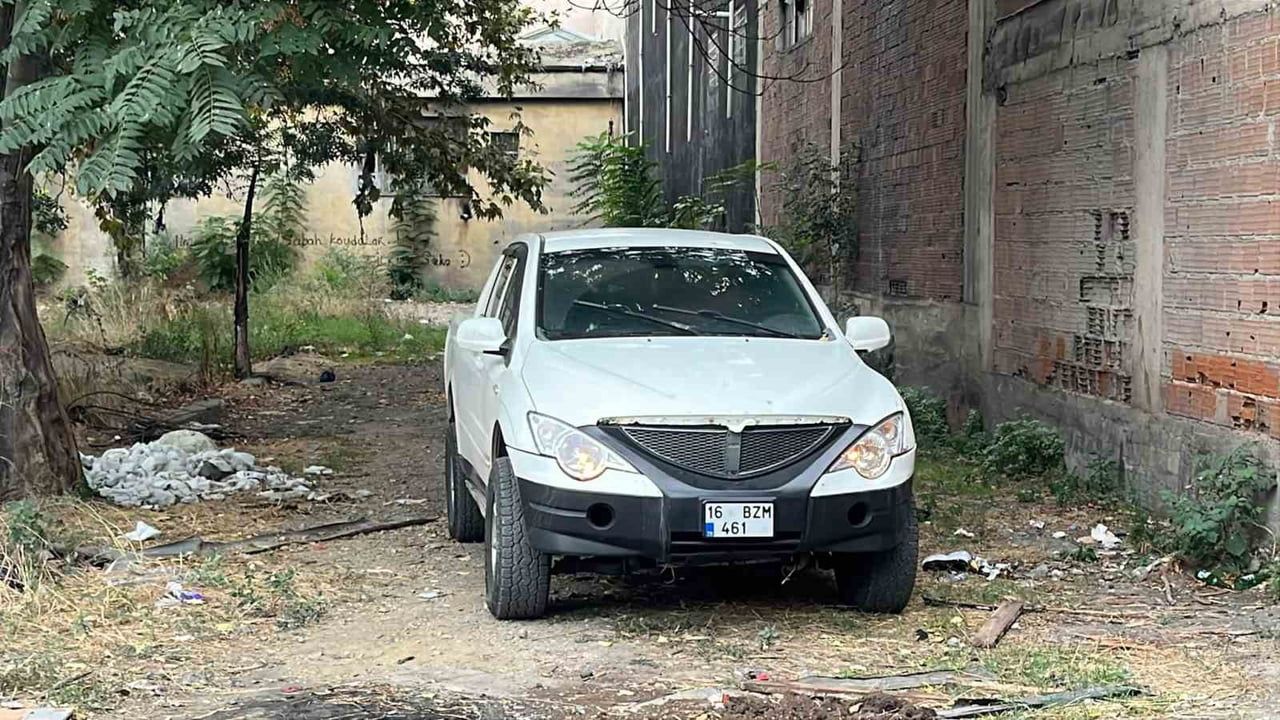 Otomobilin içinde kendini kilitleyen kadın, ekiplerin müdahalesini kabul etmedi
