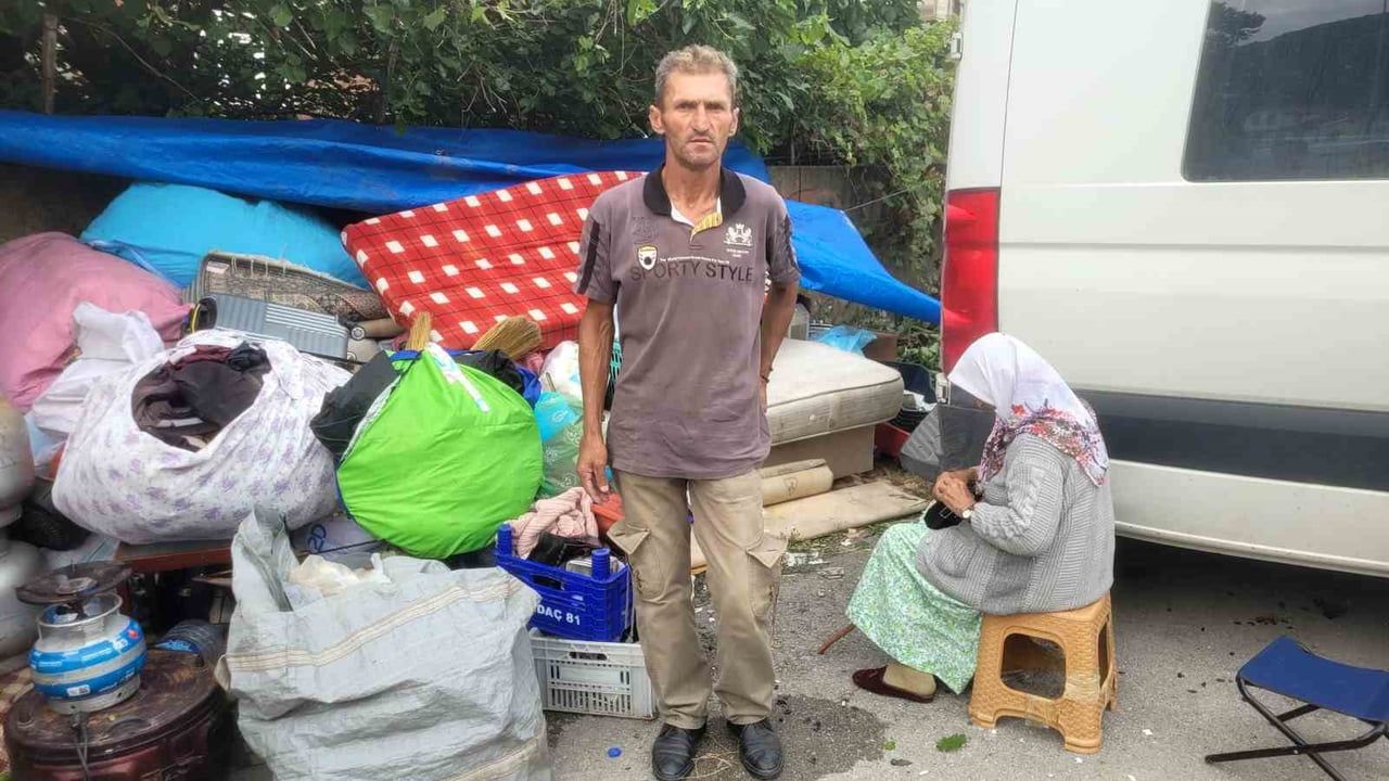 Otoparka sığınan ailenin eşyaları taşındı, kaymakamlık ve hayırsever yeni konut sağladı