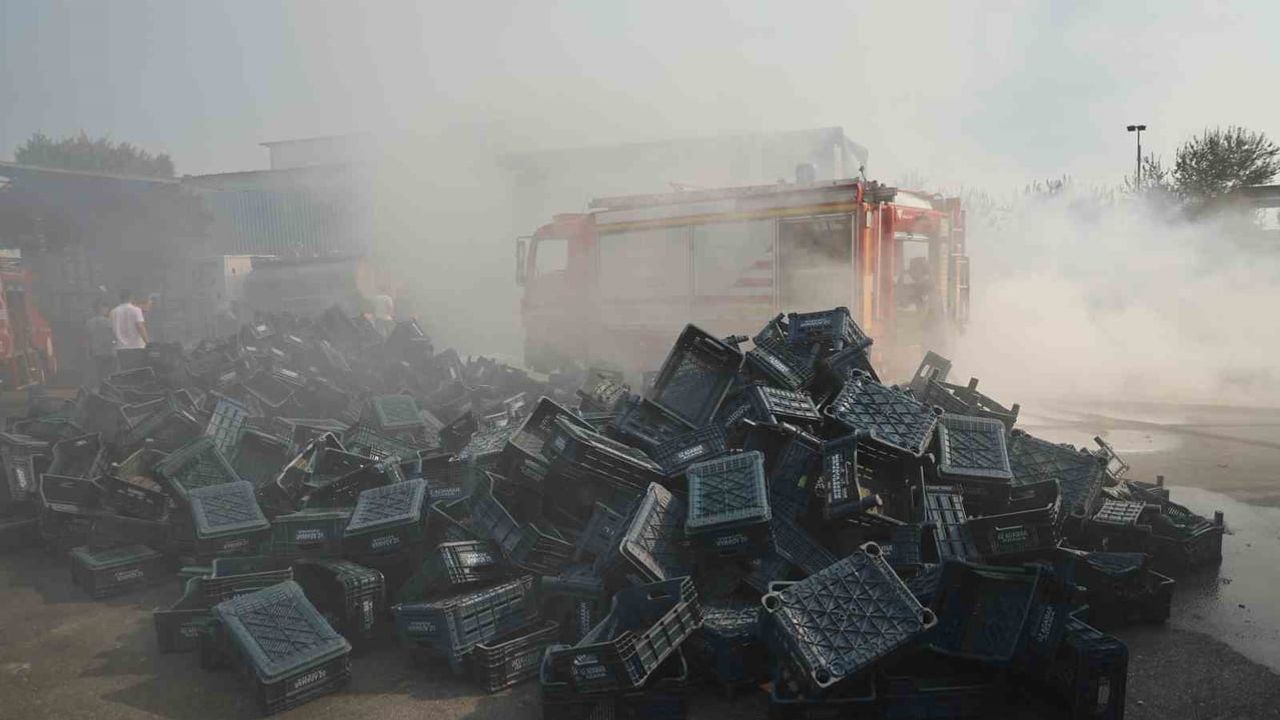 Oyun sırasında çıkan yangın hal kompleksinde binlerce plastik kasa zarar gördü