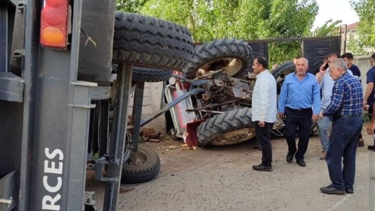 Özalp'te traktör devrilmesi: üç kişi yaralandı