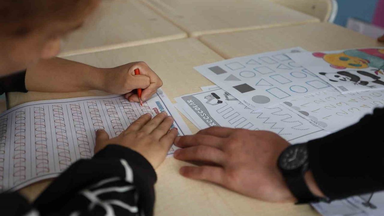 Özel bireyler ortak üretimde el becerilerini sergiliyor: Tilkisüleymaniye'de atölye yaşamı
