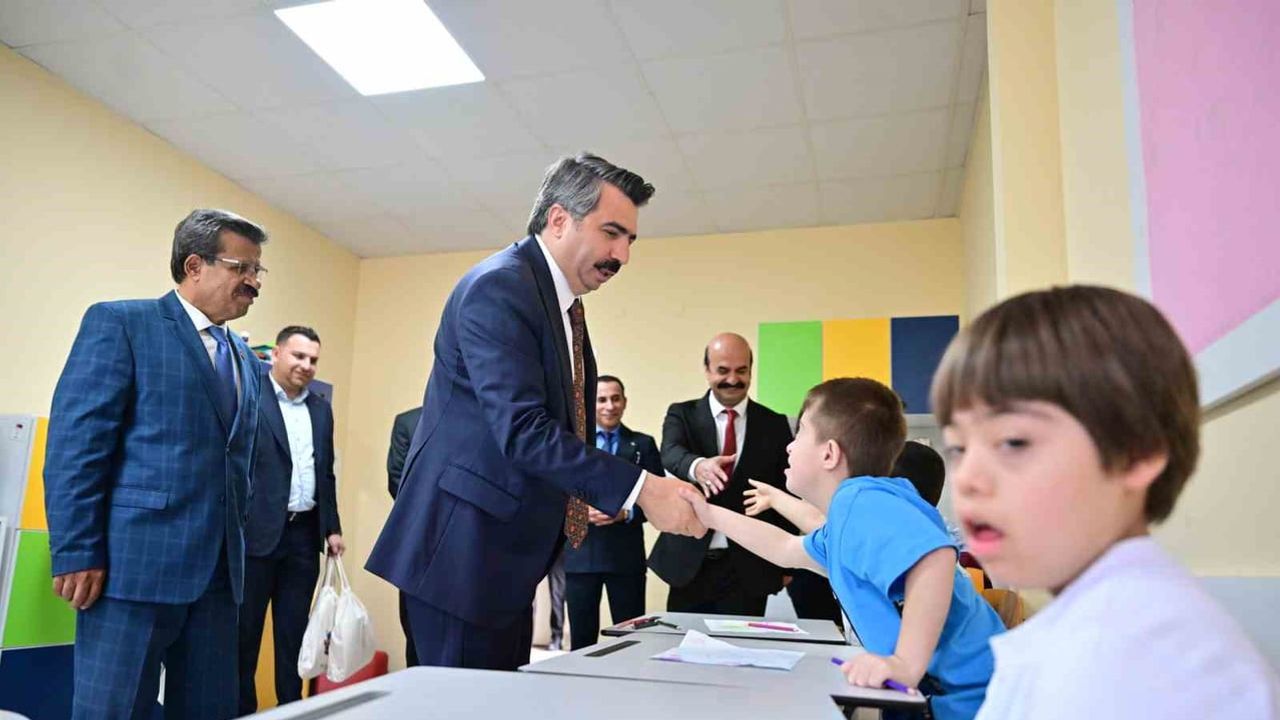 Özel öğrencilerin ilk gün sevincine ortak olan Yıldırım belediye başkanı