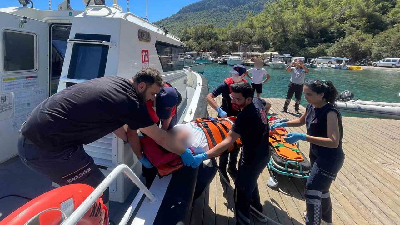 Özel teknede yaralanan kişi Sahil Güvenlik ekipleri tarafından kıyıya tahliye edildi