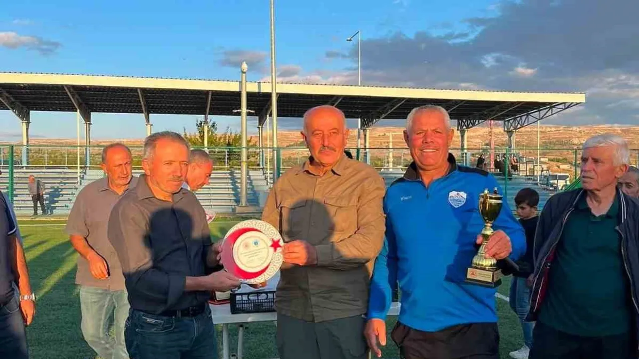 Özvatan'da kaynaşmayı güçlendiren bal futbol turnuvası Kermelikspor'un zaferiyle tamamlandı