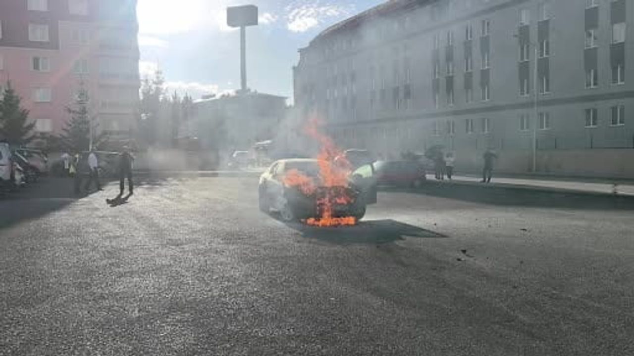 Palandöken'de seyir halindeki otomobilde çıkan yangın art arda patlamalara yol açtı
