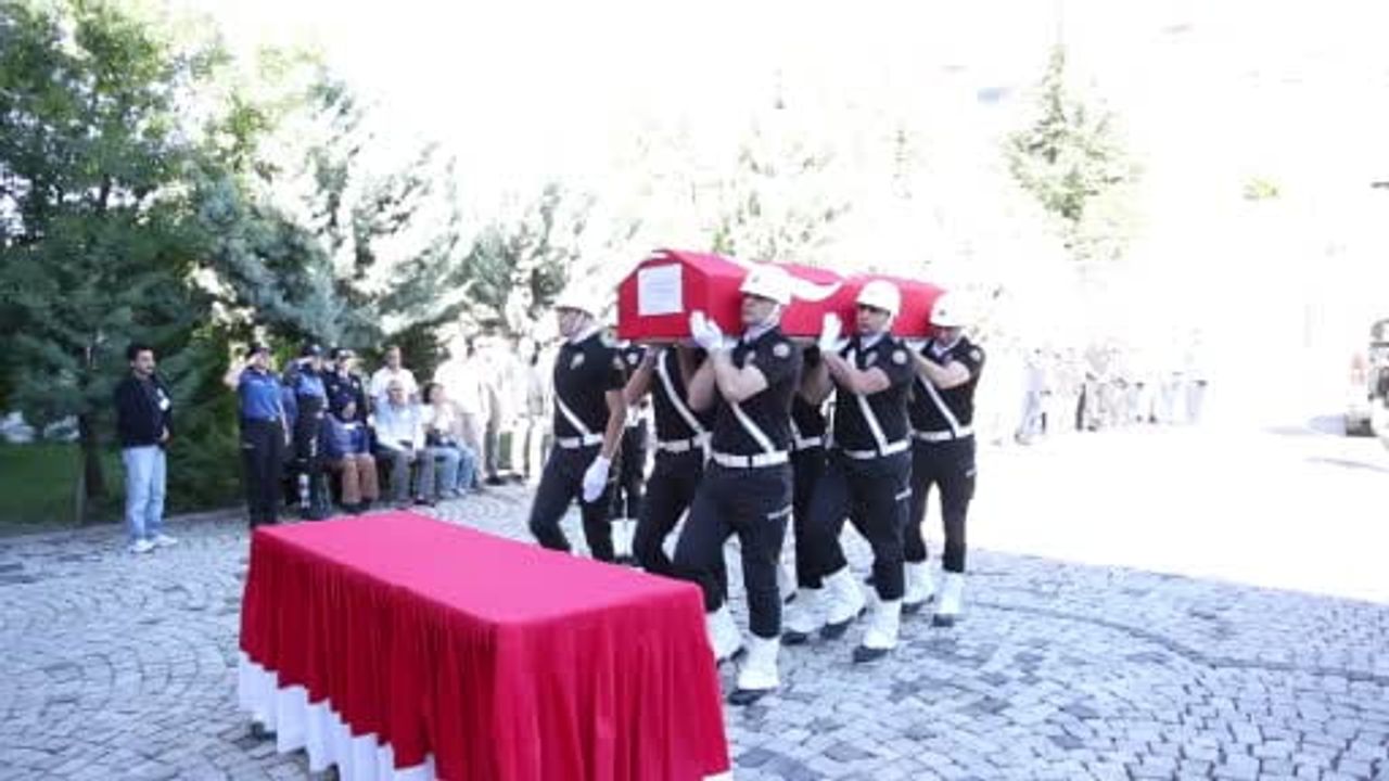 Palu'da yaşamını yitiren polis memuru için Elazığ'da veda töreni, cenaze İstanbul'a uğurlandı