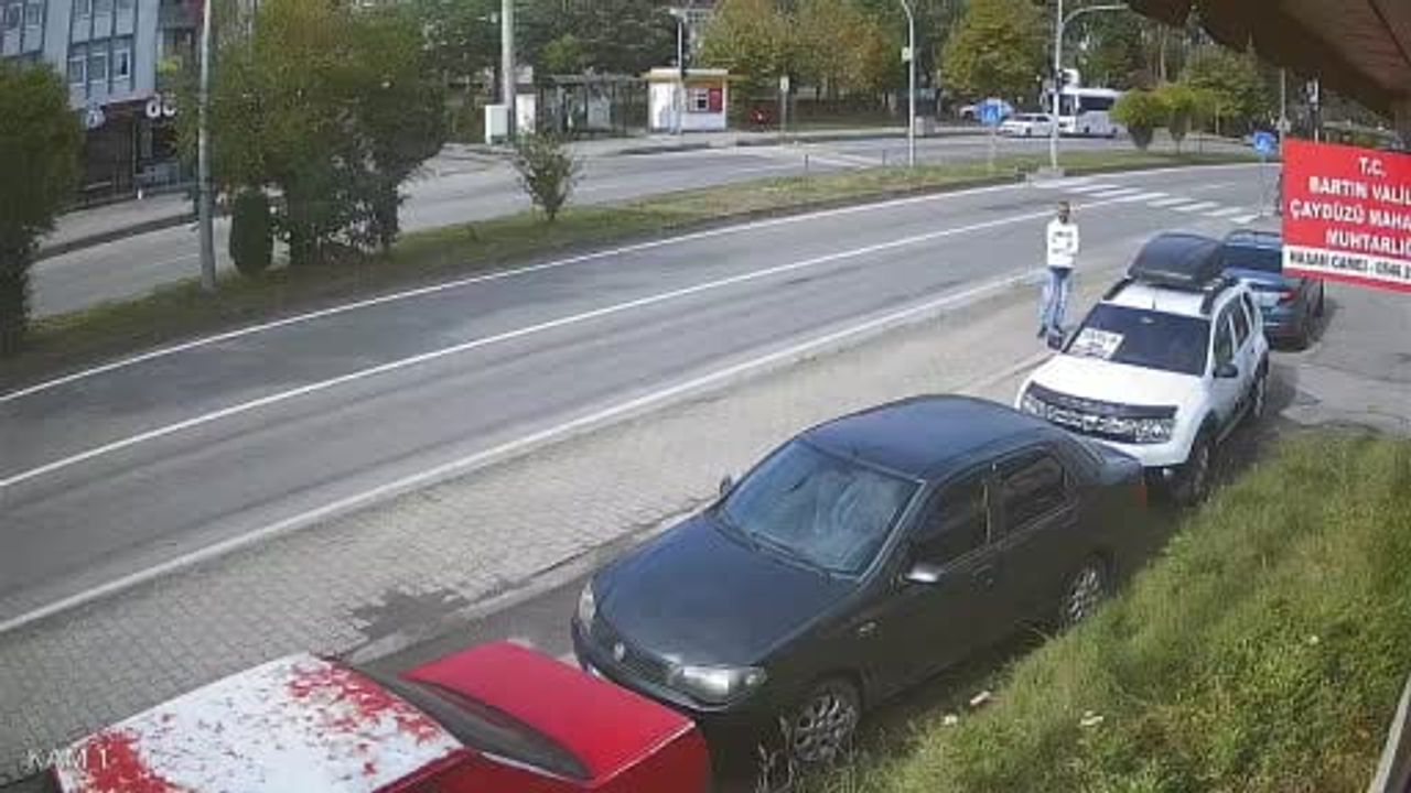 Panikle ön frene basınca motosikletten yola savruldu