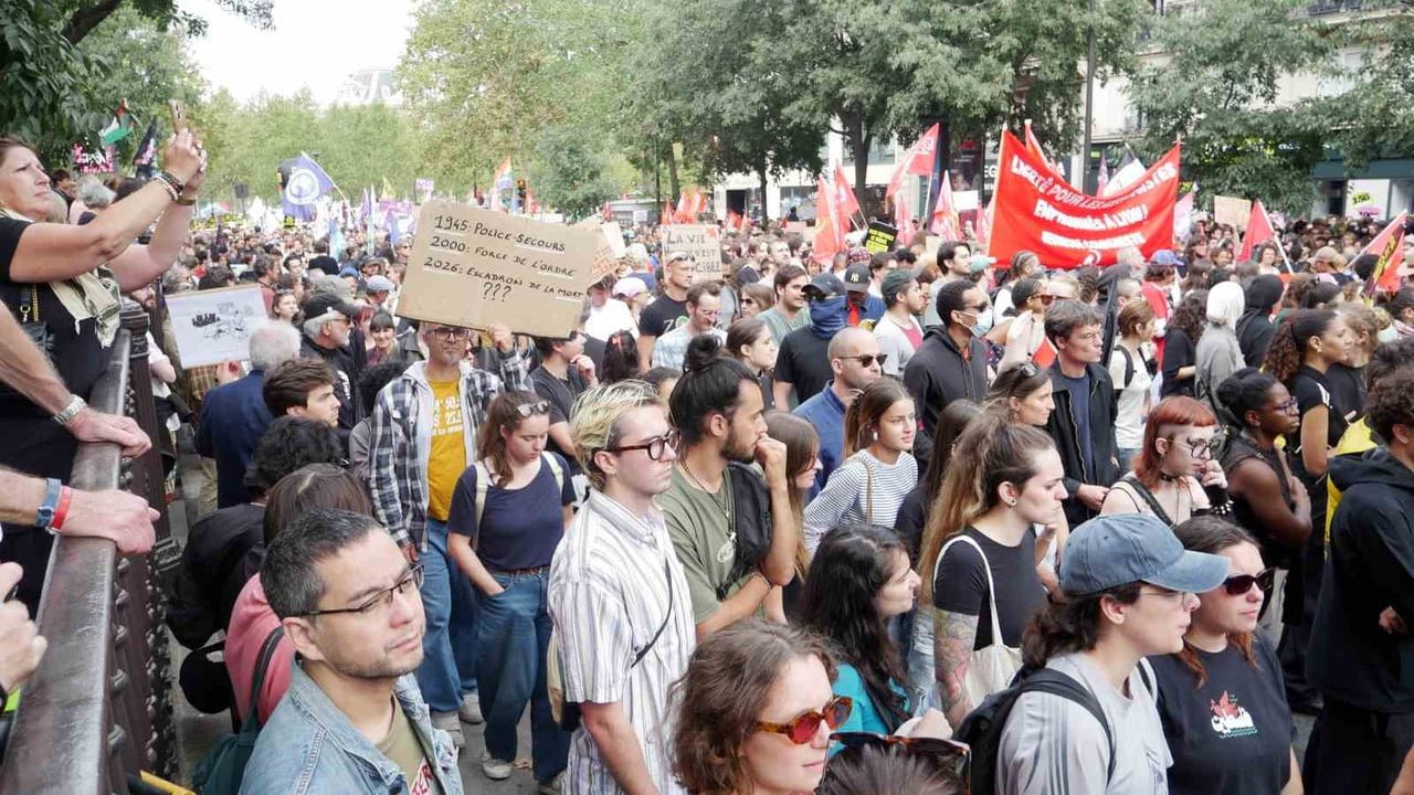 Paris'te sokaklar doldu: polis ve jandarmanın silah yetkisi tartışma yarattı