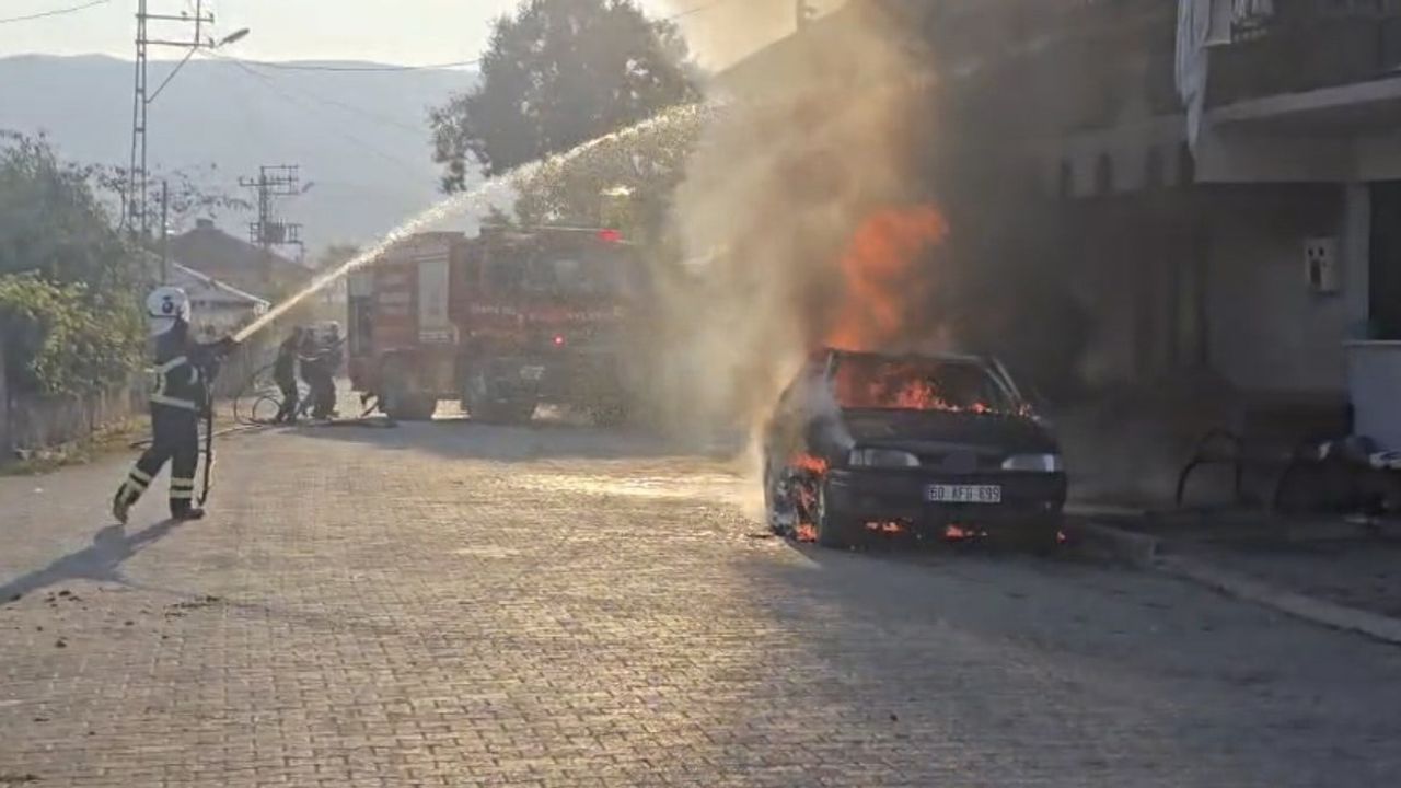 Park halindeki araç alevleri balkondaki çamaşırları tutuşturdu