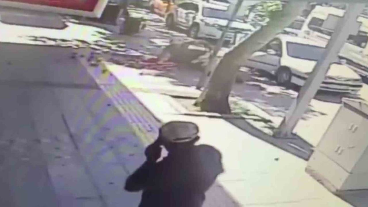 Park halindeki aracın açılan kapısıyla çarpışan motosiklet sürücüsü yaralandı