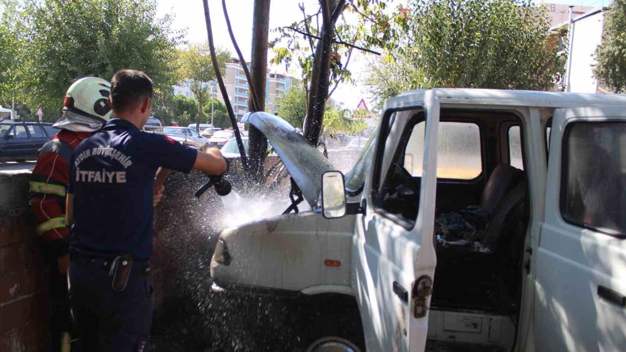 Park halindeki kamyonetin motoru alev aldı, Efeler'de araç kullanılamaz hale geldi